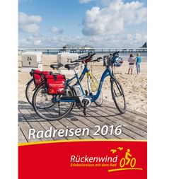 Cover des Rückenwind Radreisen Katalogs 2016 mit blauem Fahrrad mit roten Taschen auf Strandpromenade mit Seebrücke im Hintergrund.