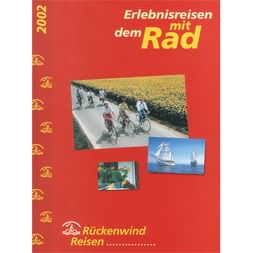 Roter Katalogumschlag für Rückenwind Radreisen 2002 mit Fotos von Radfahrern im Sonnenblumenfeld, Segelschiffen und Radlergruppe.