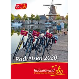 Cover des Rückenwind Radreisen Katalogs 2020 mit Fahrrädern am Kanal, niederländischer Windmühle und Häusern im Hintergrund.