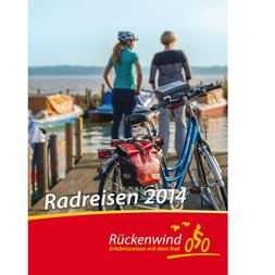Cover des Rückenwind Radreisen Katalogs 2014 mit zwei Radfahrern auf einem Holzsteg mit gepackten Tourenrädern am See.