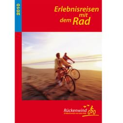Titelbild des Rückenwind Radreisen Katalogs 2010 mit zwei Radfahrern am Strand bei Sonnenuntergang, roter Kopfzeile und Firmenlogo.