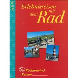 Titelseite des Rückenwind Radreisekatalogs 2006 mit rotem Hintergrund und drei Fotos: Radfahrer auf Landstraße, Kanal und Leuchtturm.
