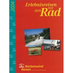 Umschlag des Rückenwind Radreisen-Katalogs 2004 mit drei Fotos: Radfahrer auf einem Weg, Mohnfeld und Außengastronomie.