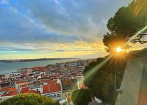 Abendstimmung in Lissabon mit Blick auf Stadt und Meer
