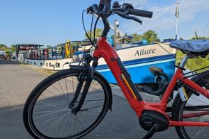 E-Bike vor der MS ALLURE