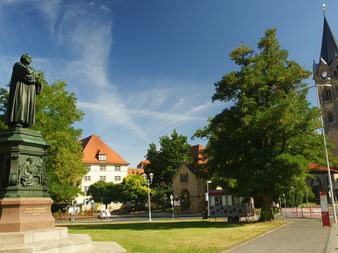 Luther-Denkmal und Kirchturm in Eisenach Radreise Deutschland Thueringen
