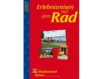 Rotes Katalog-Cover für Rückenwind Radreisen 2007 mit drei Fotos von Radfahrern und Reisezielen sowie gelbem Text 'Erlebnisreisen mit dem Rad'.