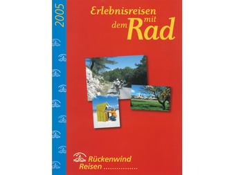 Titelseite des Rückenwind Radreisen-Katalogs 2005 mit drei Fotos: Radfahrer auf Küstenweg, Strandhütten und Seelandschaft.