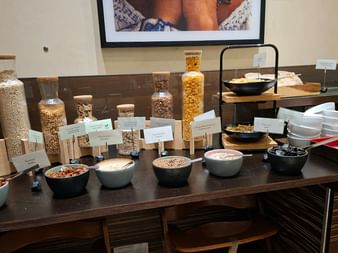 Frühstücksbuffet mit Müslispendern, Schalen mit Nüssen und Trockenfrüchten, Joghurt und Etagere im Sheraton Essen.