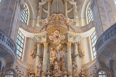 Prächtige barocke Orgel mit Goldverzierungen und Engelsskulpturen in der Dresdner Frauenkirche mit mehreren Pfeifenreihen und aufwendigen Schnitzereien.