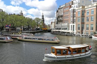 Amsterdam Kanal Gracht mit Schiffen Radurlaub Niederlande