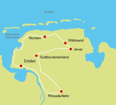 Karte mit Radroute durch Ostfriesland mit markierten Orten: Norden, Wittmund, Jever, Südbrookmerland, Emden und Rhauderfehn. Nordsee und Inseln sichtbar.