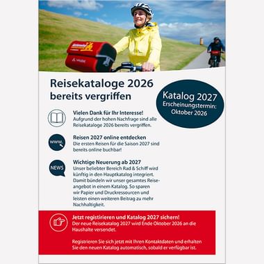 Hinweisseite mit Radfahrer in gelber Jacke und Text, dass Reisekataloge 2026 vergriffen sind und Katalog 2027 ab Oktober 2026 verfügbar ist.