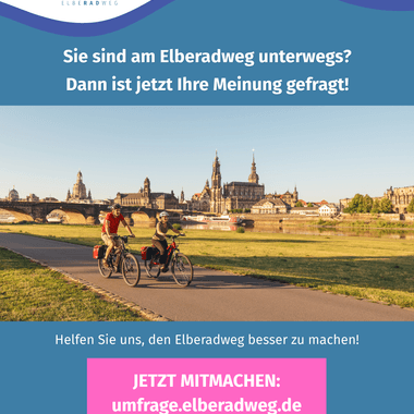 Umfrage-Plakat für Elberadweg zeigt zwei Radfahrer auf Weg mit Dresdner Skyline. Text bittet Radfahrer um Meinung auf umfrage.elberadweg.de