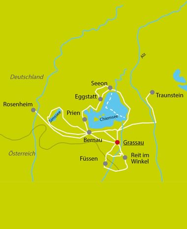Karte mit Radwegen rund um den Chiemsee mit weißen Routen, die Orte wie Grassau, Bernau, Prien, Seeon und Traunstein verbinden.