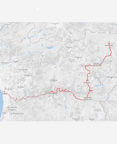 Karte mit Radroute durch das Douro-Tal von Porto nach Bragança, rot markiert durch Orte wie Peso da Régua und Pinhão.