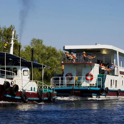 Zwei Flosshotel sind auf der Donau. Eines davon ist ein Flosshotel.