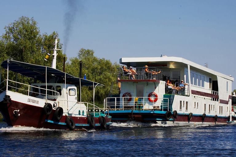 Zwei Flosshotel sind auf der Donau. Eines davon ist ein Flosshotel.
